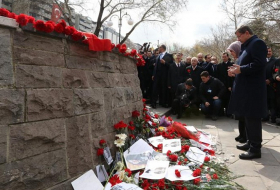 Attentat d`Ankara: Davutoglu a déposé une gerbe de fleurs sur les lieux de l`attentat